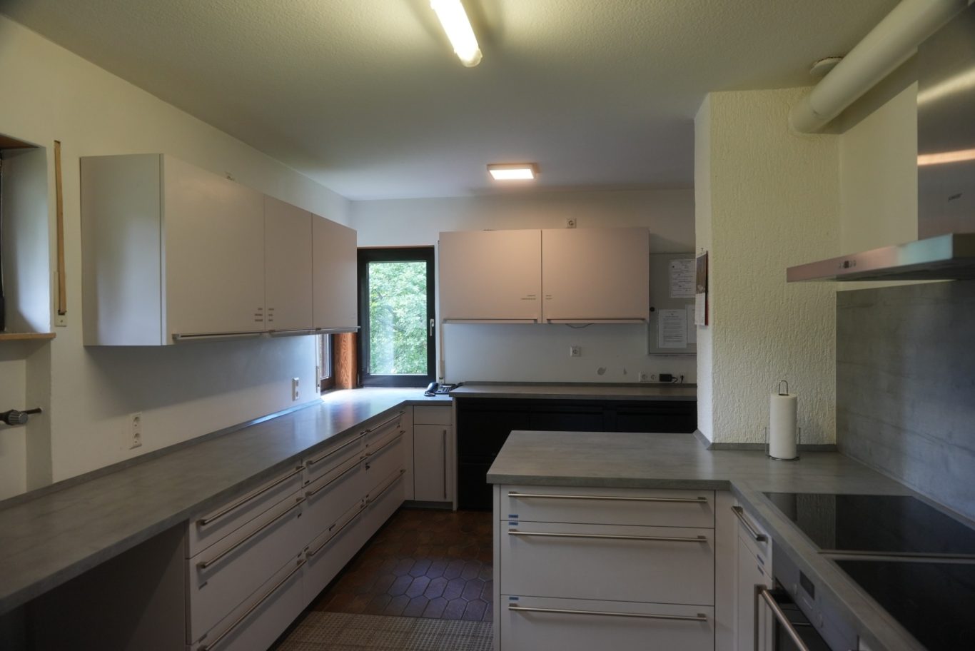 Küche von Spülraum aus