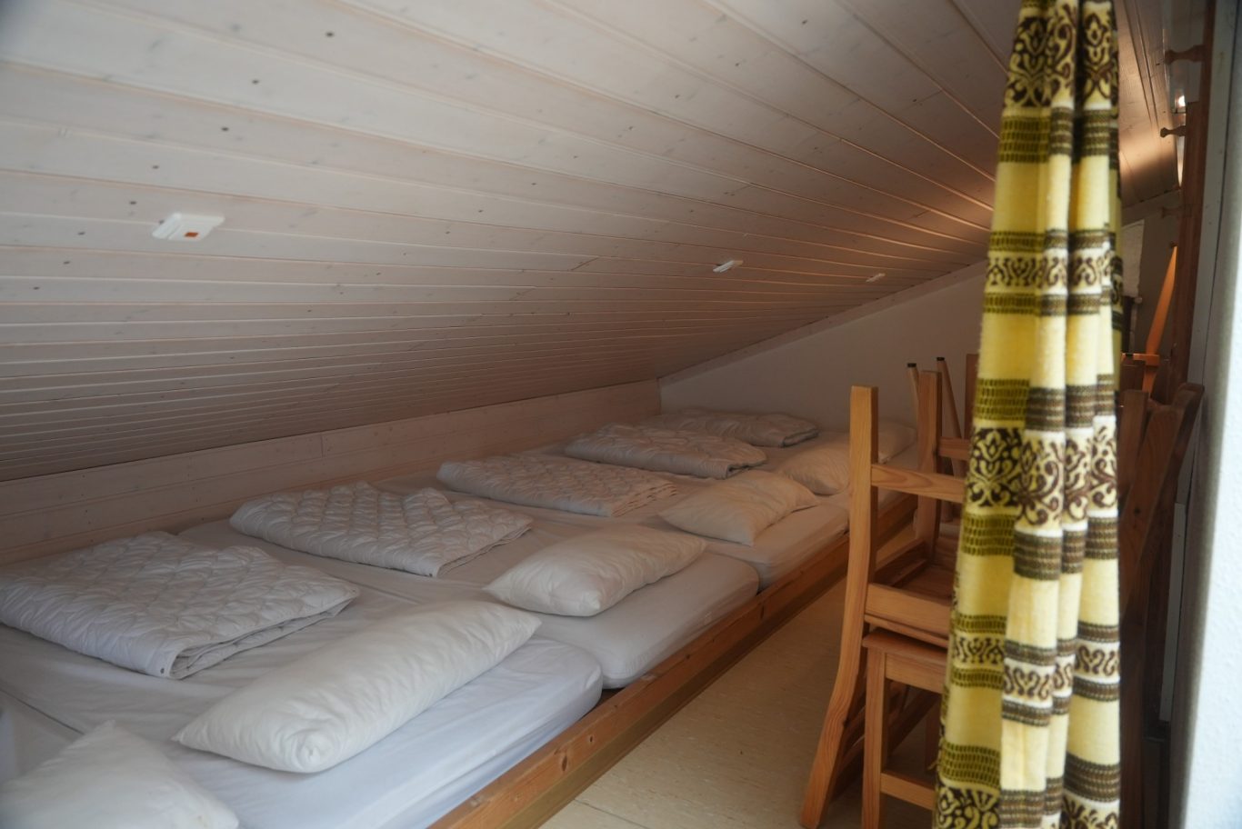 Gruppenschlafraum mit 6 Betten