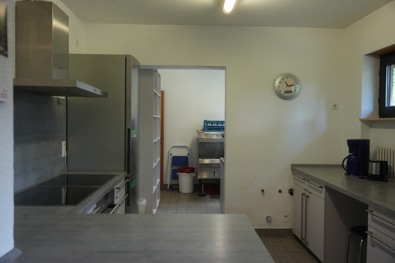 Küche, im Hintergrund Spülraum