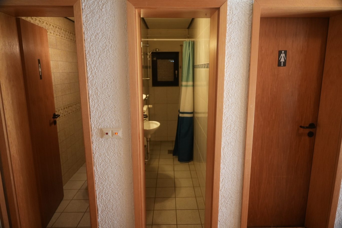rechte Tür WC Damen, Mitte Dusche Damen, links Duschen Herren