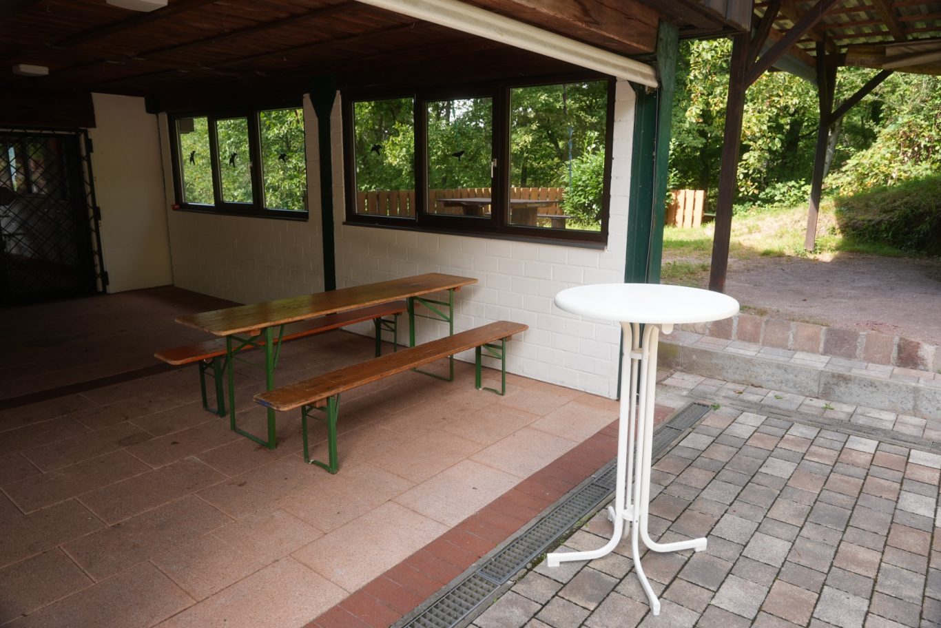 Terrasse mit Übergang zu Bühnen und Freisitz