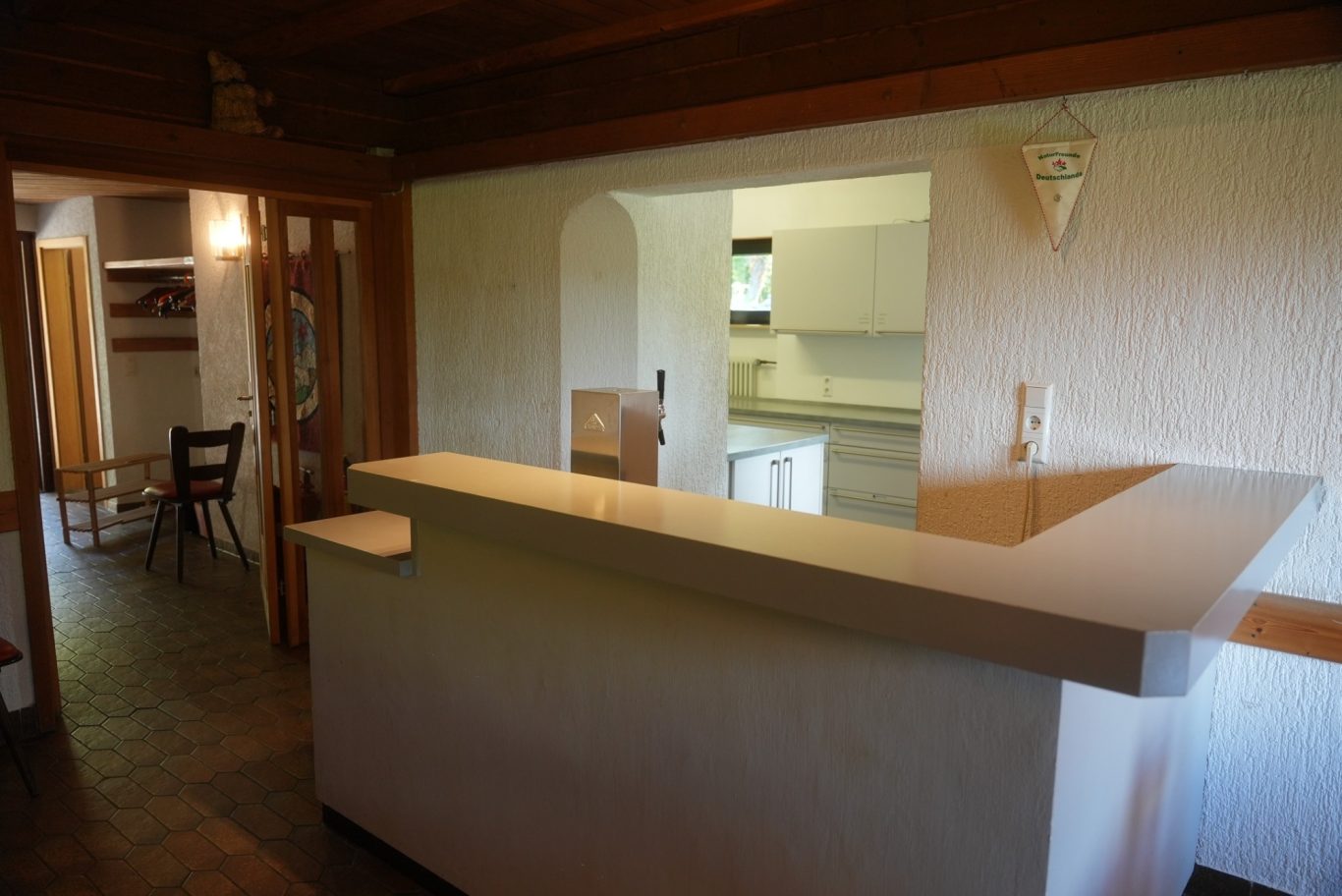 Theke, im Hintergrund Küche